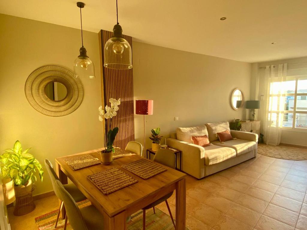 - un salon avec un canapé et une table dans l'établissement Casa Margarita, à Chiclana de la Frontera