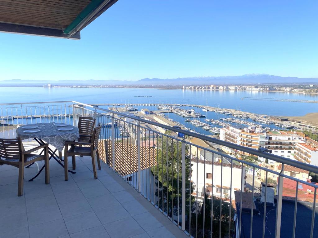 a balcony with a table and chairs and a view of a harbor at Angeles 9 in Roses