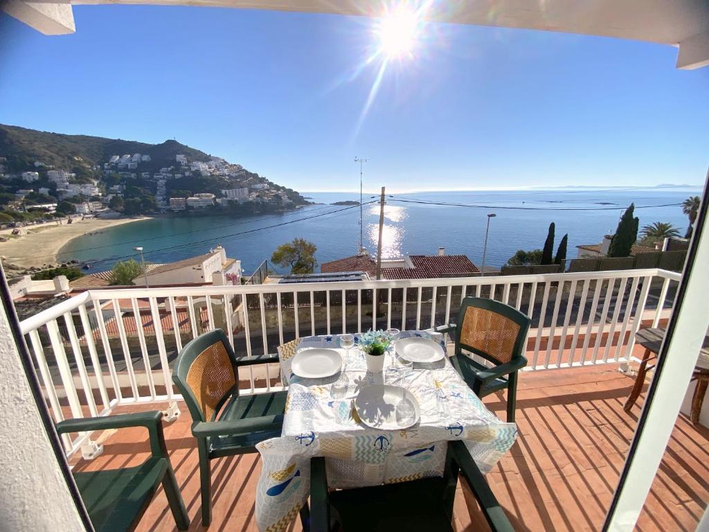 una mesa en un balcón con vistas al océano en Eden mar, en Roses