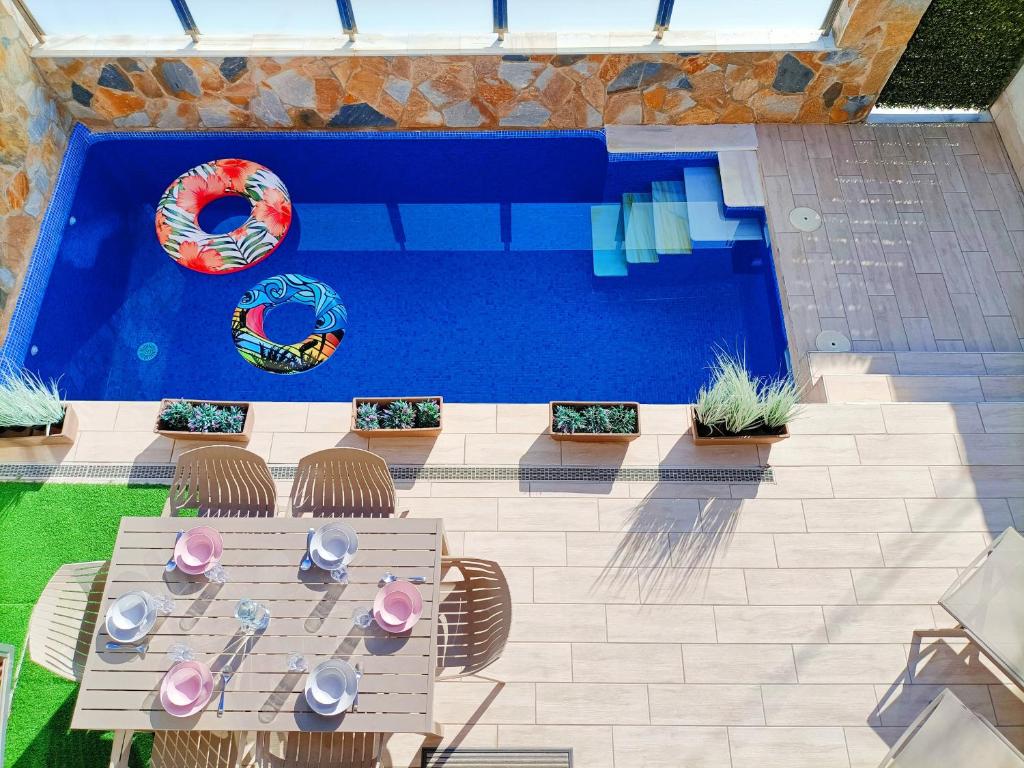 eine Aussicht über den Pool mit einem Tisch und Stühlen in der Unterkunft Los Alcazares Villa - 3010 in Los Alcázares