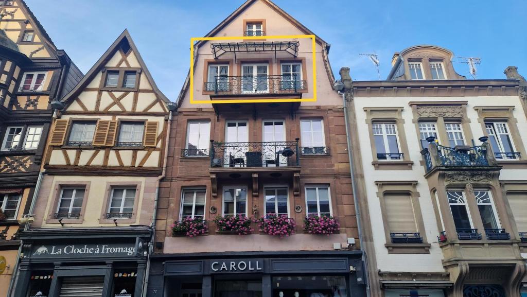 a group of buildings with balconies on a street at Centre historique de Saverne, bel appartement de 65 m2, Hyper Centre zone piétonne, Parking gratuit à proximité in Saverne