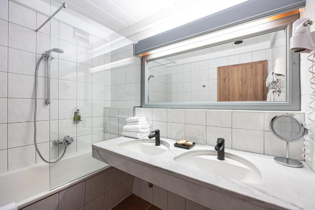 Upside Down Town Hotel Neue Post - 12