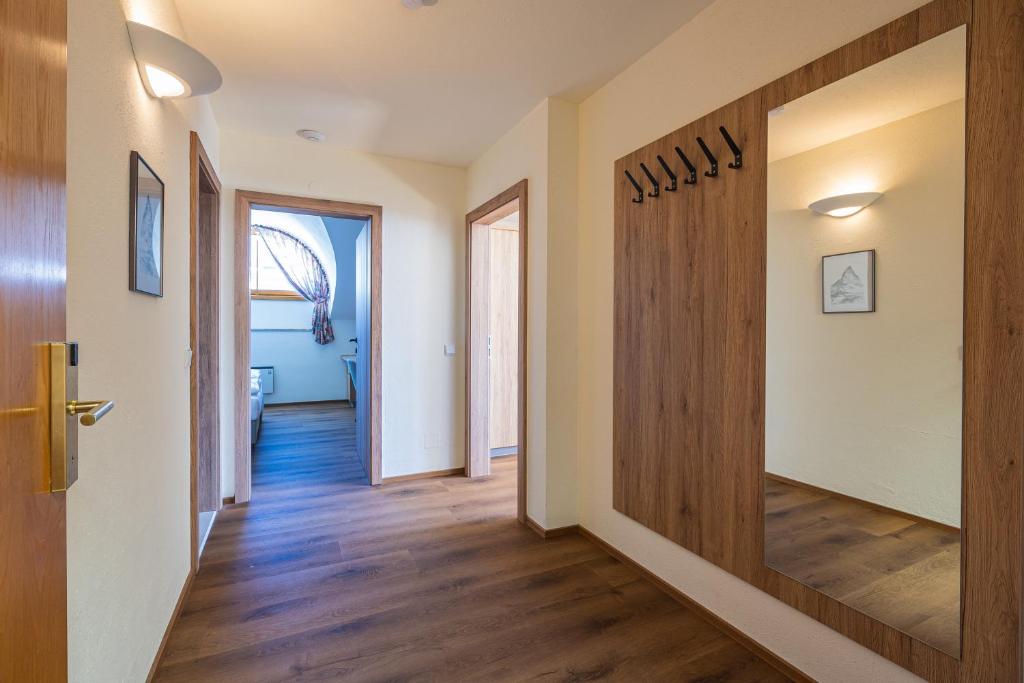 Upside Down Town Hotel Neue Post - 10