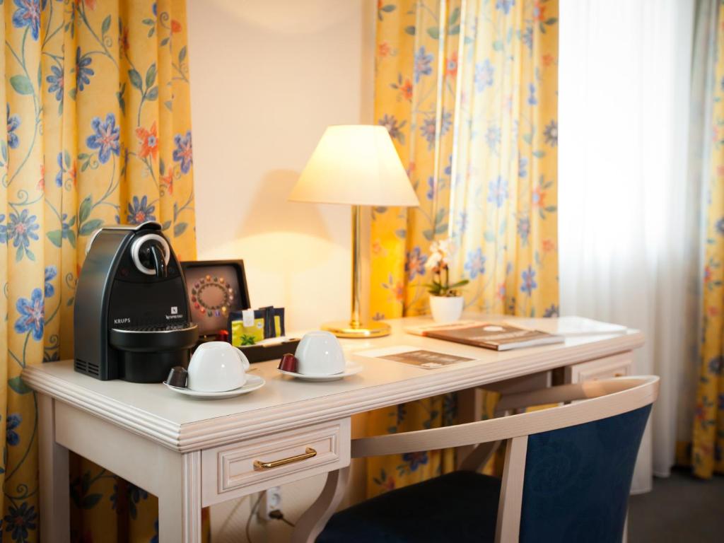Příslušenství pro přípravu čaje a kávy v ubytování Hotel Traube Rüdesheim