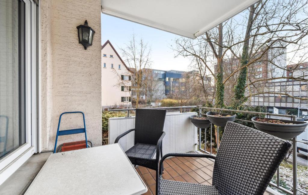 uma mesa e cadeiras numa varanda com vista em Lovely Apartment In Ulm With House A Panoramic View em Ulm