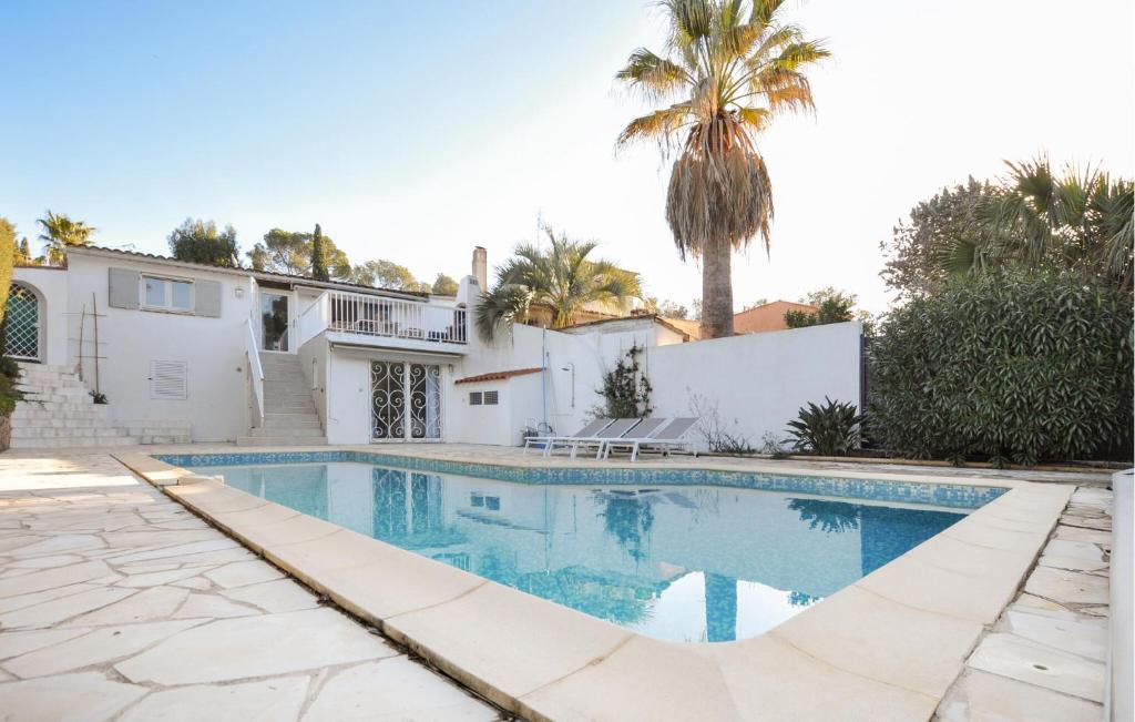 Bazén v ubytování 3 Bedroom Amazing Home In Fréjus nebo v jeho okolí