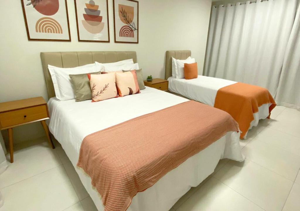 dos camas sentadas una al lado de la otra en un dormitorio en Terraço Naturale, en Domingos Martins