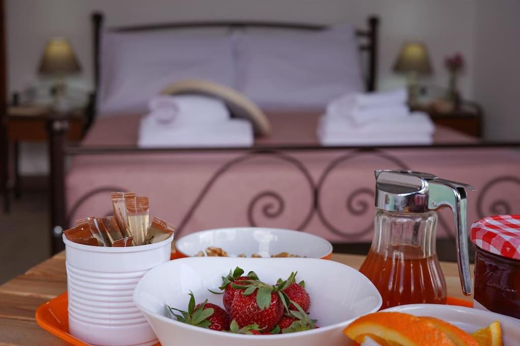 Una mesa con dos tazones de comida y fresas encima. en Achinos *1, Seaside, between Ierapetra & Myrtos !, en Gra Liyiá