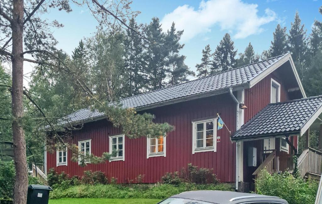 une maison rouge avec un toit noir dans l'établissement Gorgeous Home In Skepplanda With Private Swimming Pool, Can Be Inside Or Outside, à Skepplanda