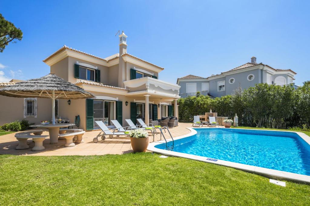una villa con piscina e una casa di Vale De Lobo Villa With Pool by Homing a Vale do Lobo