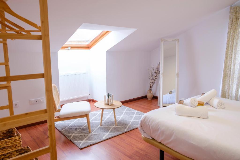um quarto com uma cama e uma clarabóia em El Deseo de la Vega em El Burgo de Osma