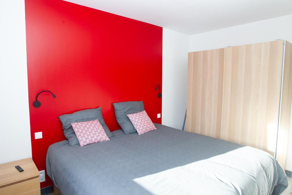 Postel nebo postele na pokoji v ubytování Appart Hotel Coutances