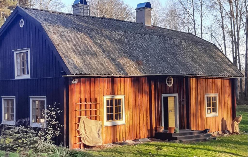 uma grande casa de madeira com um telhado de gambrel em Lovely Home In Vittinge With Wifi 