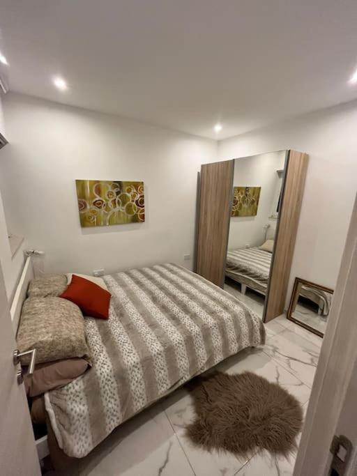 A bed or beds in a room at 2 Bedroom Apartment in Msida, Malta