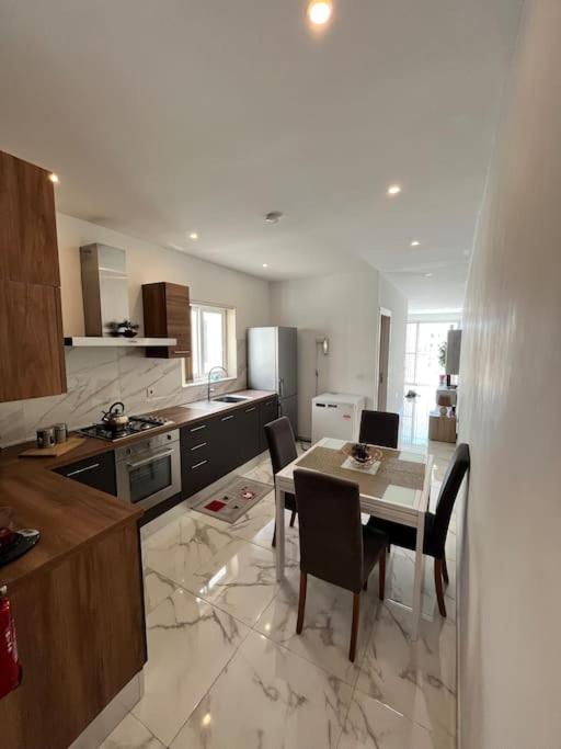 Kuchyň nebo kuchyňský kout v ubytování 2 Bedroom Apartment in Msida, Malta
