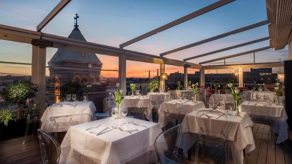 Un restaurante o sitio para comer en La Griffe Hotel Roma