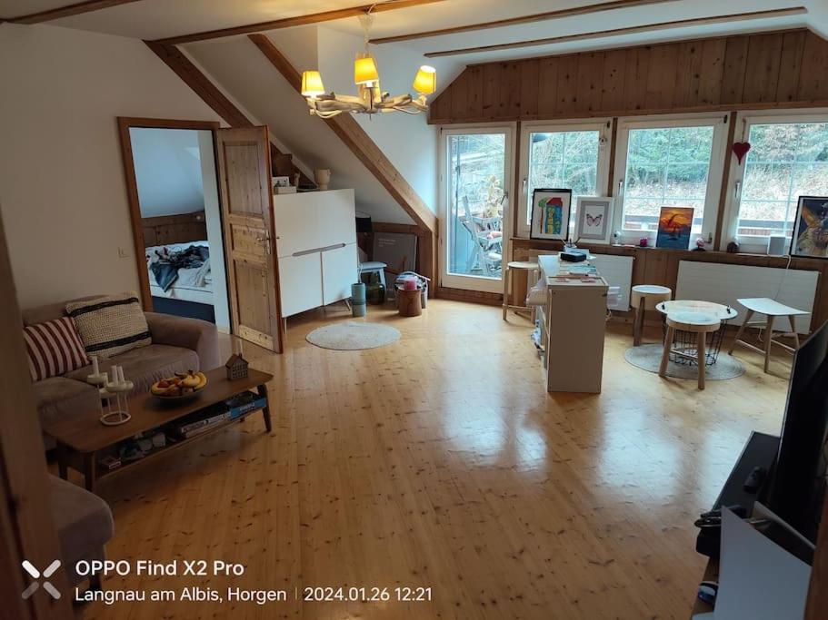 ein Wohnzimmer mit einem Sofa und einem Tisch in der Unterkunft vittu in Langnau am Albis