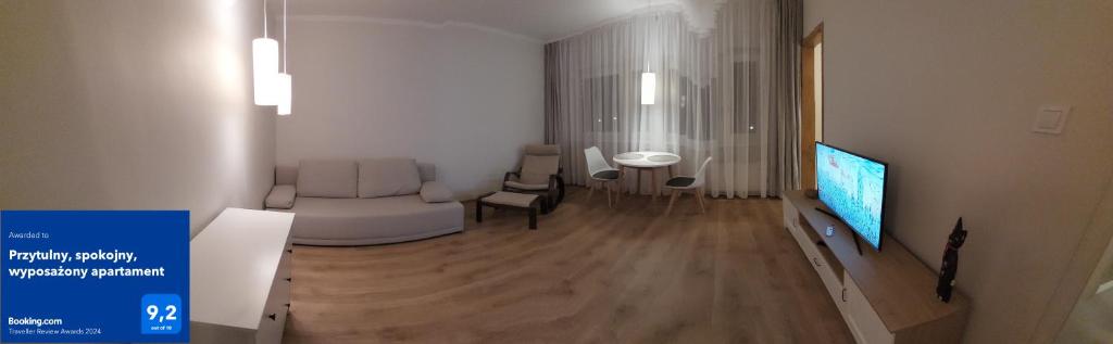 Televízia a/alebo spoločenská miestnosť v ubytovaní Przytulny, spokojny, wyposażony apartament