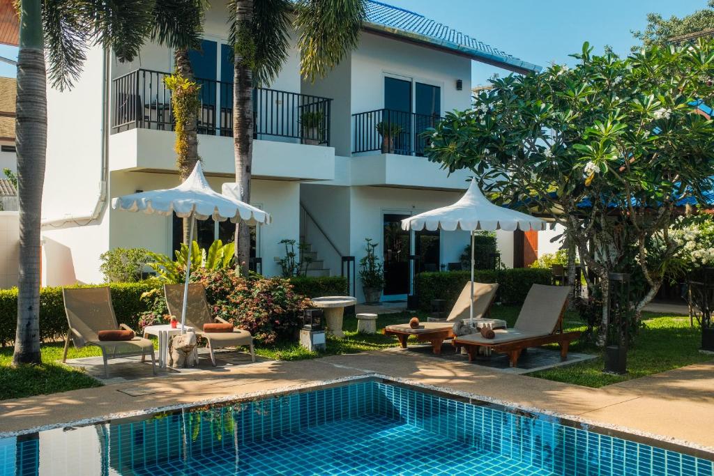 Bazén v ubytování Phuket Airport Hotel - SHA Extra Plus nebo v jeho okolí