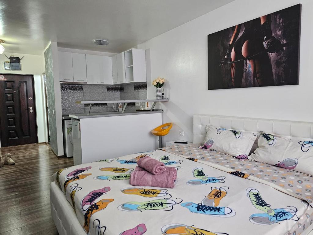 - une chambre avec un grand lit dans une cuisine dans l'établissement Vio's Galati Apartment, à Galaţi