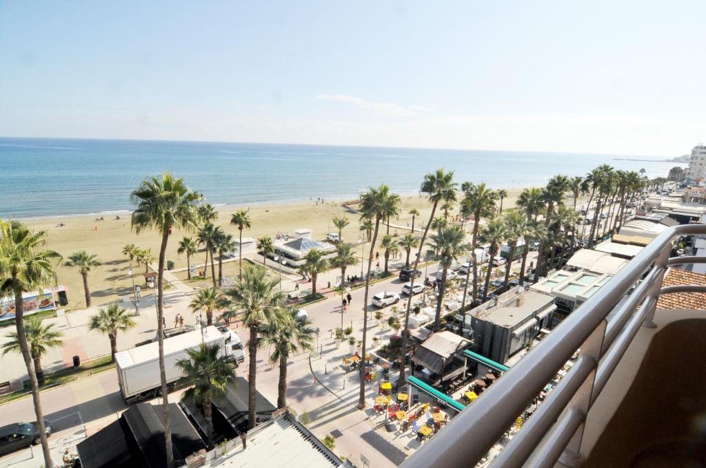 vistas a la playa y al océano desde un edificio en 11 Suites - Sunrise Horizon Suite en Lárnaca