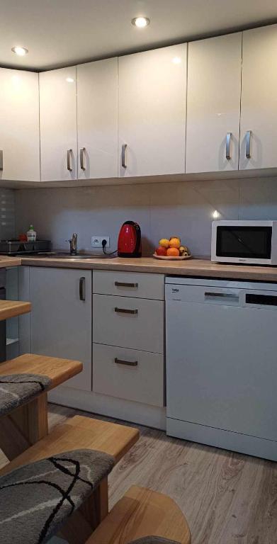 Kuchyňa alebo kuchynka v ubytovaní Apartament Pod 12 B