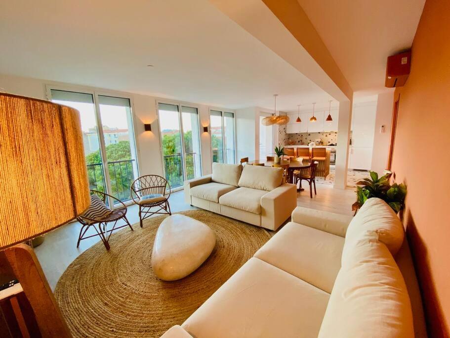 un salon avec un canapé et une salle à manger dans l'établissement 