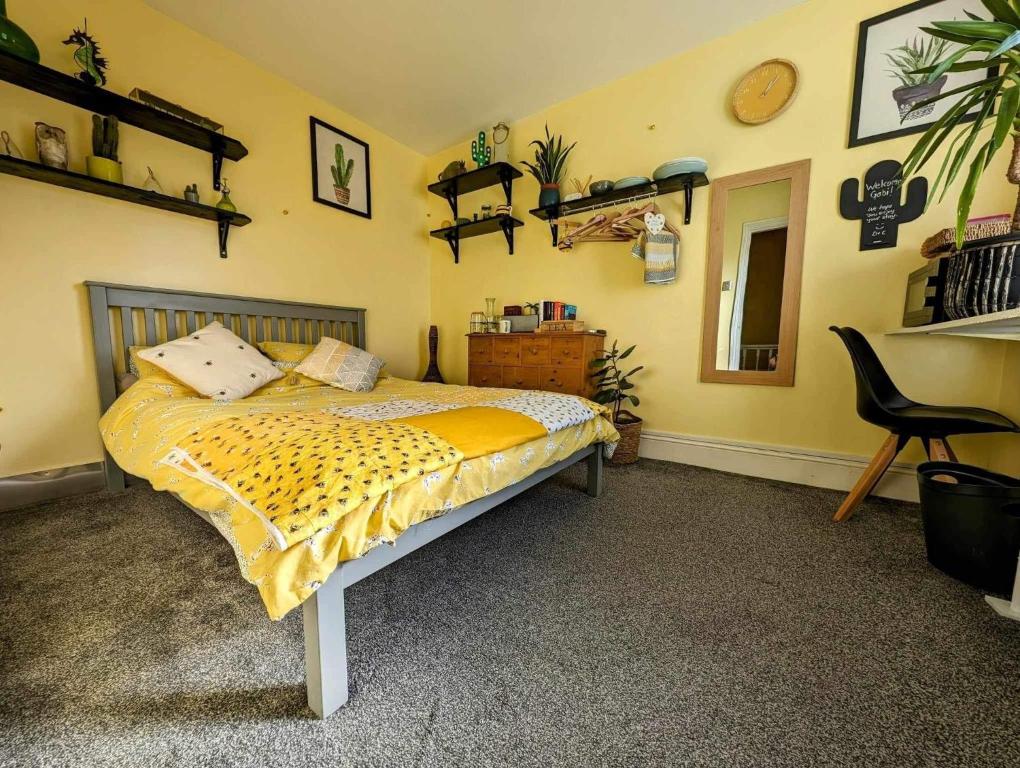 um quarto com uma cama e uma cadeira em Double Room in Newhaven with own TV & Microwave -plus cereal and toast breakfast em Tarring Neville