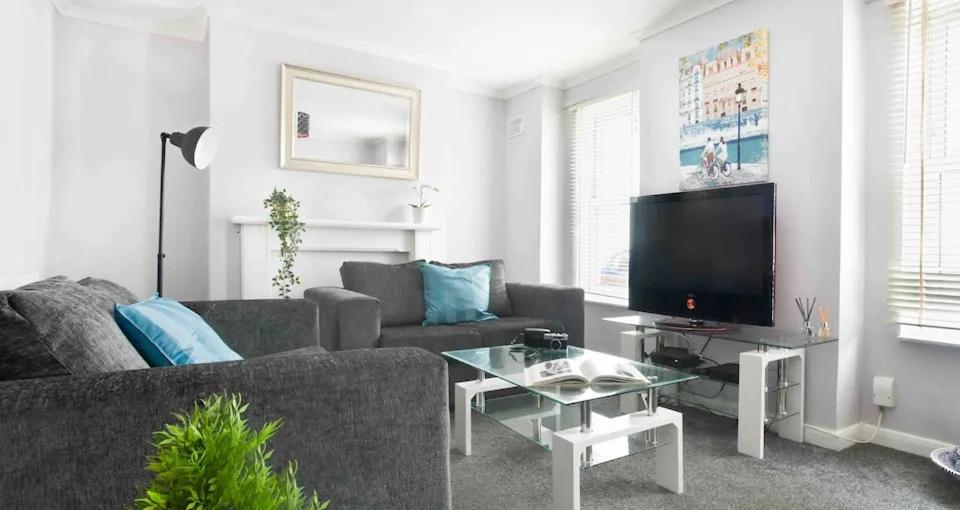 un soggiorno con divano e TV a schermo piatto di Lux Home Stays - Regents Place a Leamington Spa