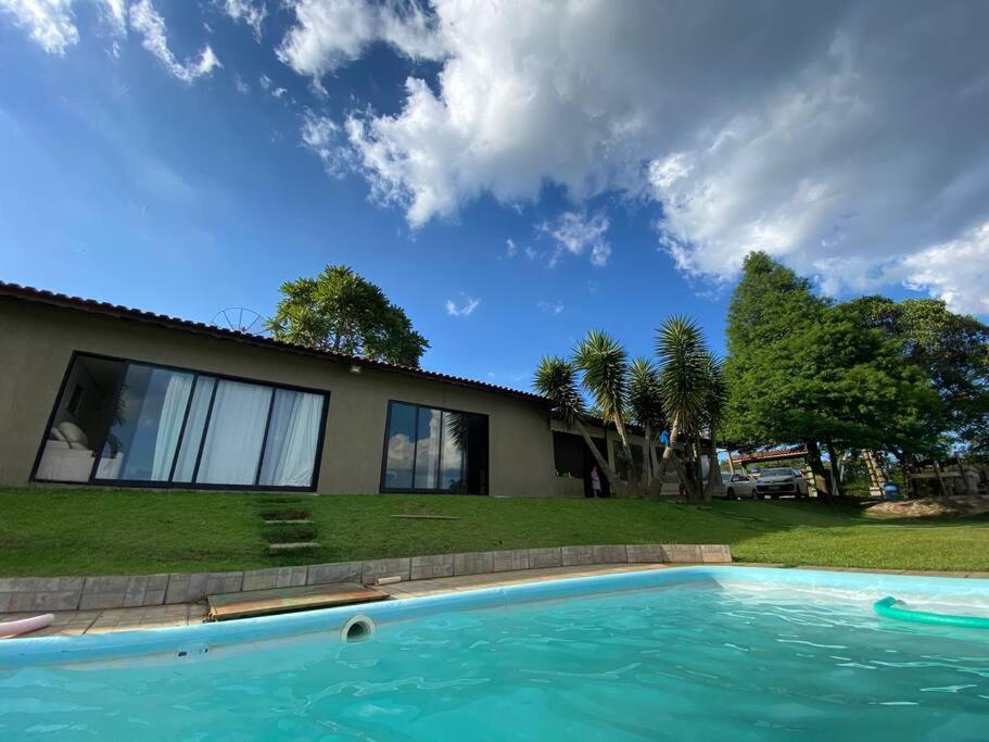 サン・ホッキにあるCasa de Campo Luz da Luaの家の前のプール