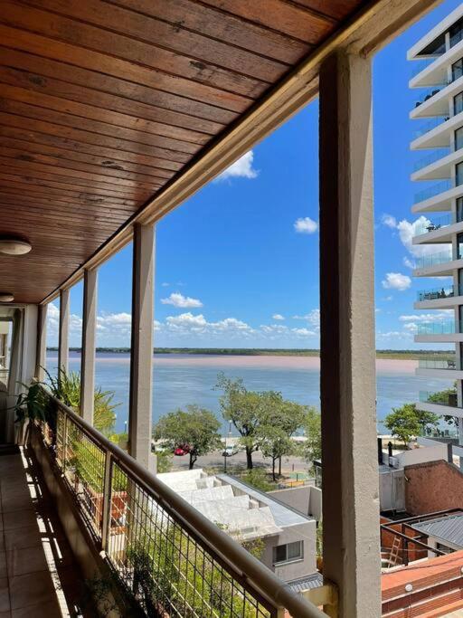 een balkon van een huis met uitzicht op de oceaan bij Apartamento Torre Costanera 2 Bitcoins House in Corrientes