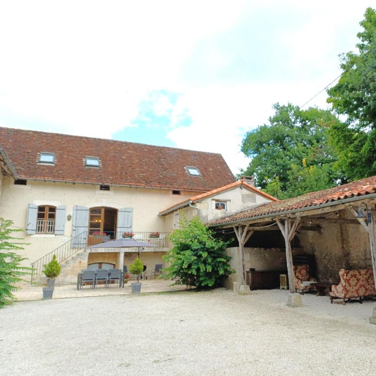 Cette grande maison blanche dispose d'un toit et d'une terrasse. dans l'établissement Big 4 bedroom property in the grounds of a Chateau, à Saint-Paul-Lizonne