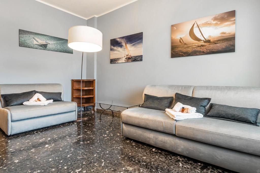 - un salon avec deux canapés et une table dans l'établissement Sailing Ships Cozy flat x5 with balcony, à La Spezia
