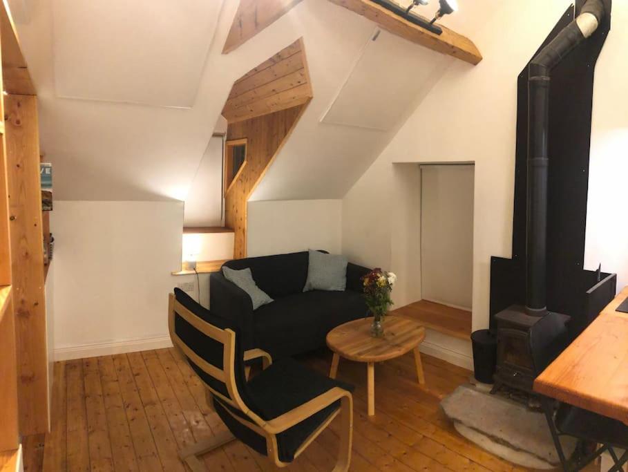 La Keggita في بوندوران: غرفة معيشة مع أريكة سوداء وطاولة