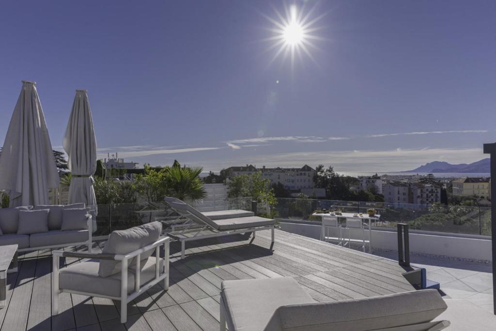 - un toit-terrasse avec vue sur l'océan dans l'établissement Luxury Penthouse Montfleury by Halldis, à Cannes