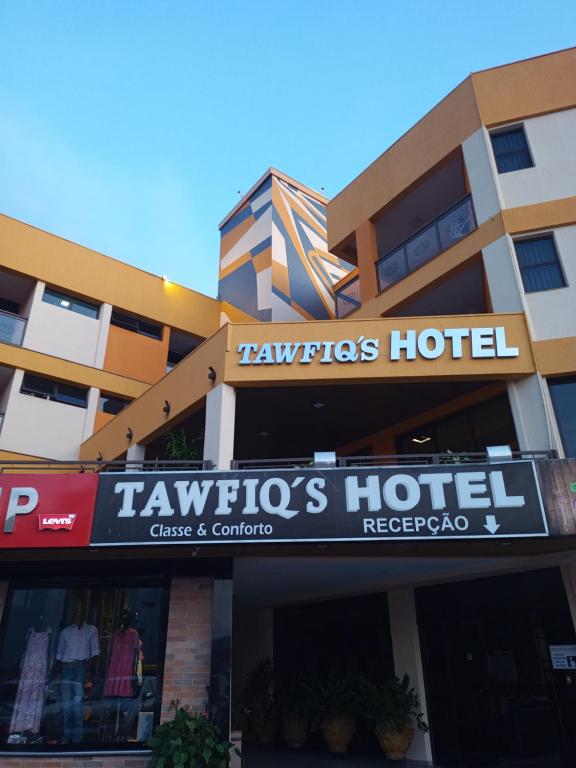 un hotel con un cartel que diga tivolios hotel en Tawfiqs Hotel, en Barra do Garças