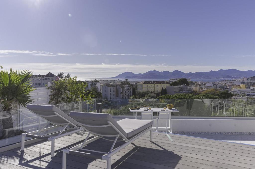 une paire de chaises et une table sur un balcon dans l&#39;établissement Luxury Penthouse Montfleury, à Cannes