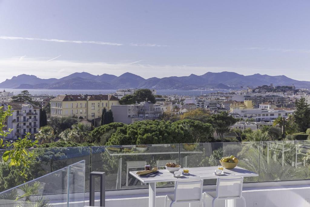 d&#39;une table et de chaises sur un balcon avec vue. dans l&#39;établissement Luxury Penthouse Montfleury, à Cannes