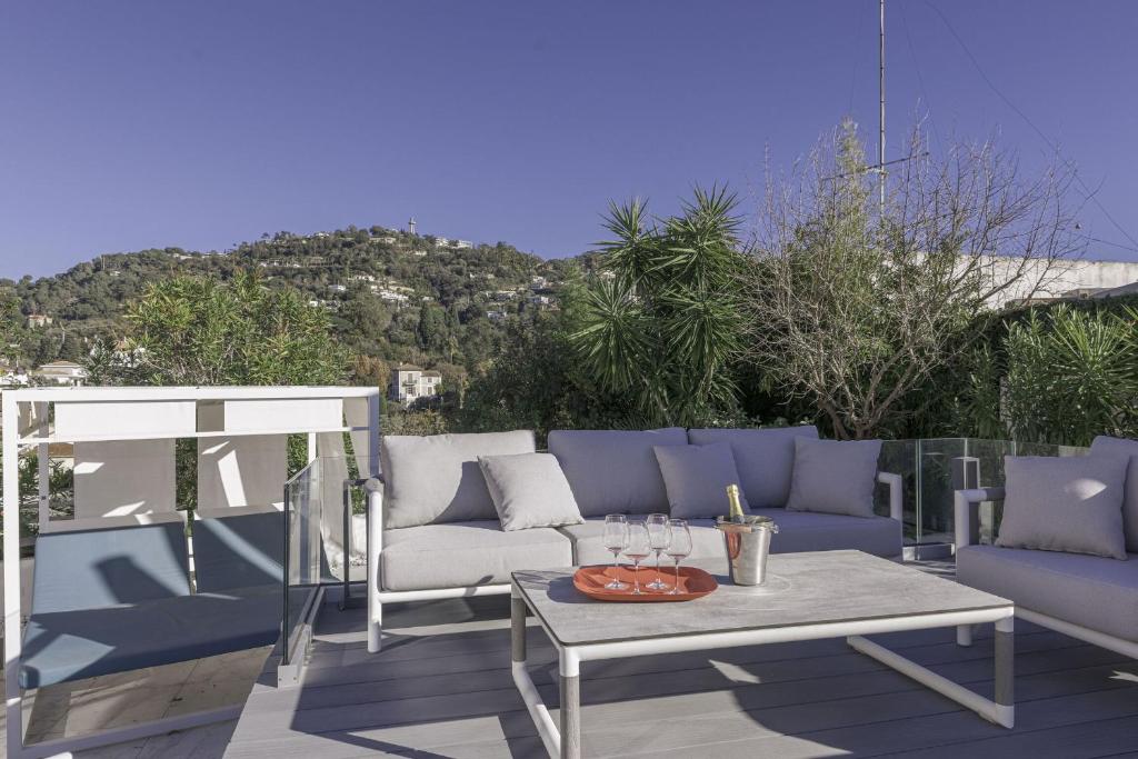 d&#39;une terrasse avec un canapé et une table basse. dans l&#39;établissement Luxury Penthouse Montfleury, à Cannes