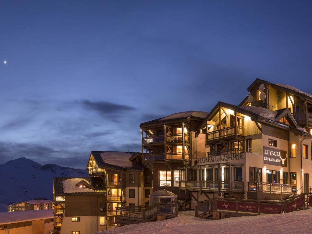 un hotel in cima a una montagna di notte di Hotel Le Hameau Du Kashmir a Val Thorens