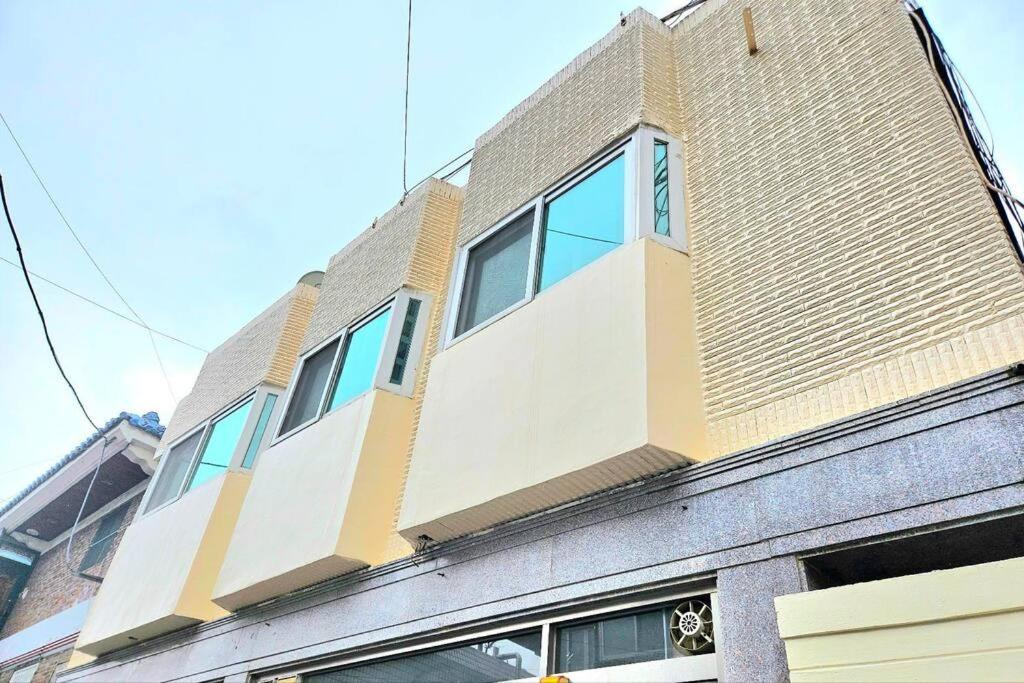 un edificio con ventanas laterales en macity, en Incheon