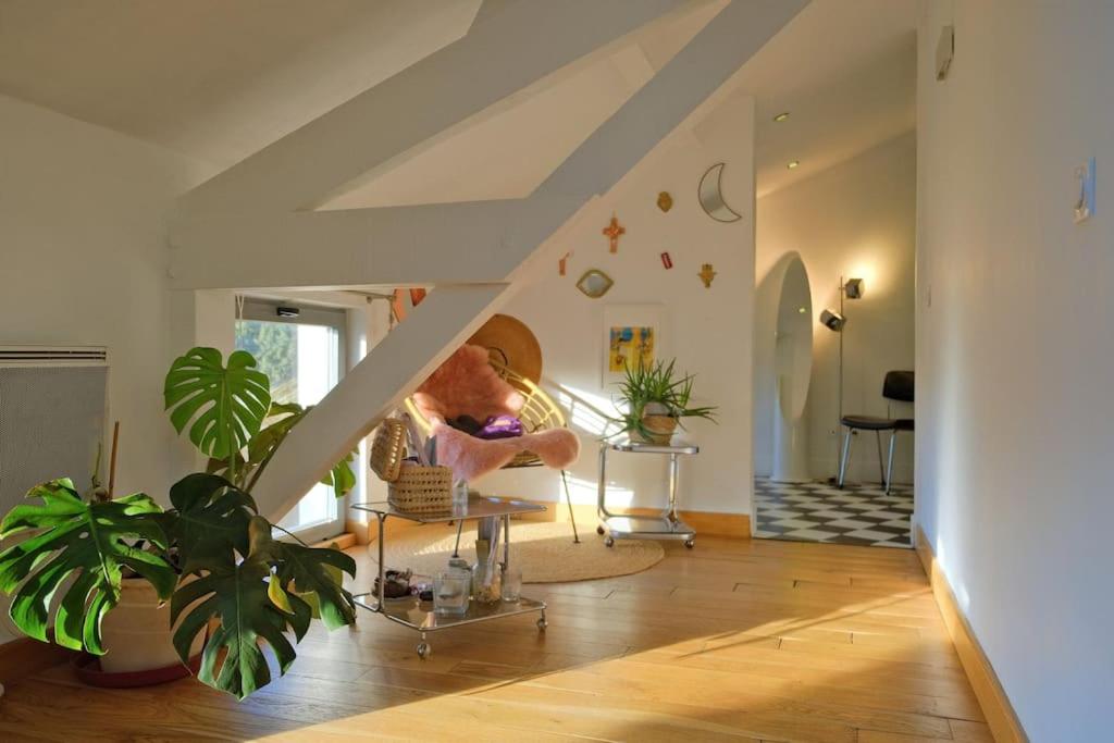 une femme assise sur une chaise dans un salon dans l'établissement Grand appartement T2 au calme avec place de Parking privative, à Aix-en-Provence