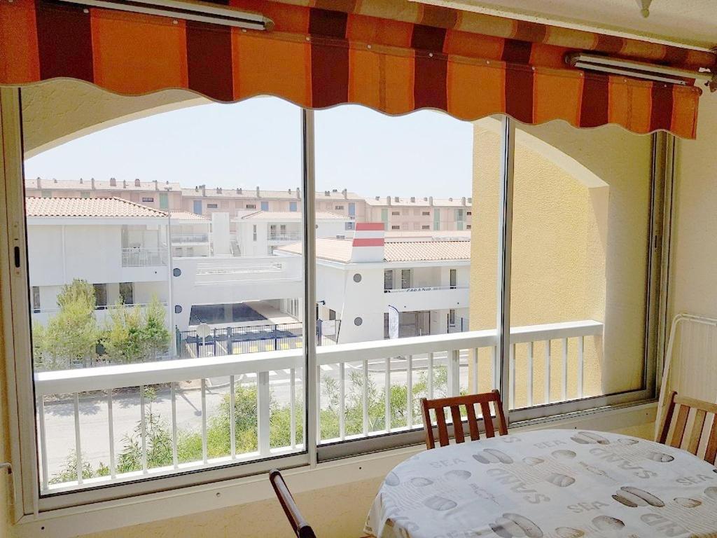 Cette chambre dispose d'une grande fenêtre avec une table et une vue. dans l'établissement Plage à pied, 4 couchages,, à Saint-Elme