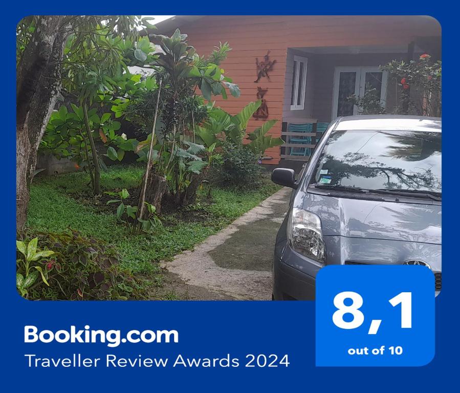 a car parked in front of a house at Charmant Lodge tout confort in Matoury