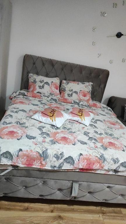a bed with flowers on it in a bedroom at Stan na dan Loznica in Loznica