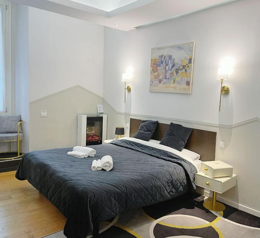 a bedroom with a large bed with two towels on it at CASA IVH BNB in Florence