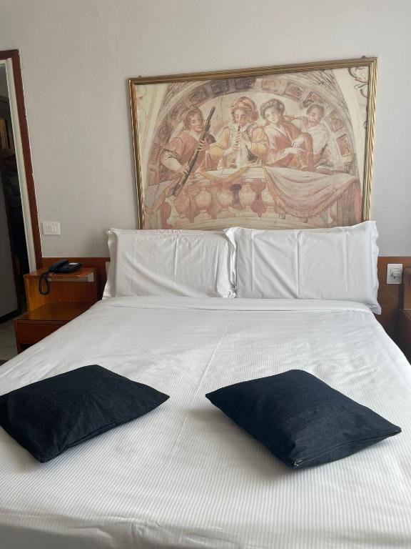 A bed or beds in a room at Hotel La Bussola