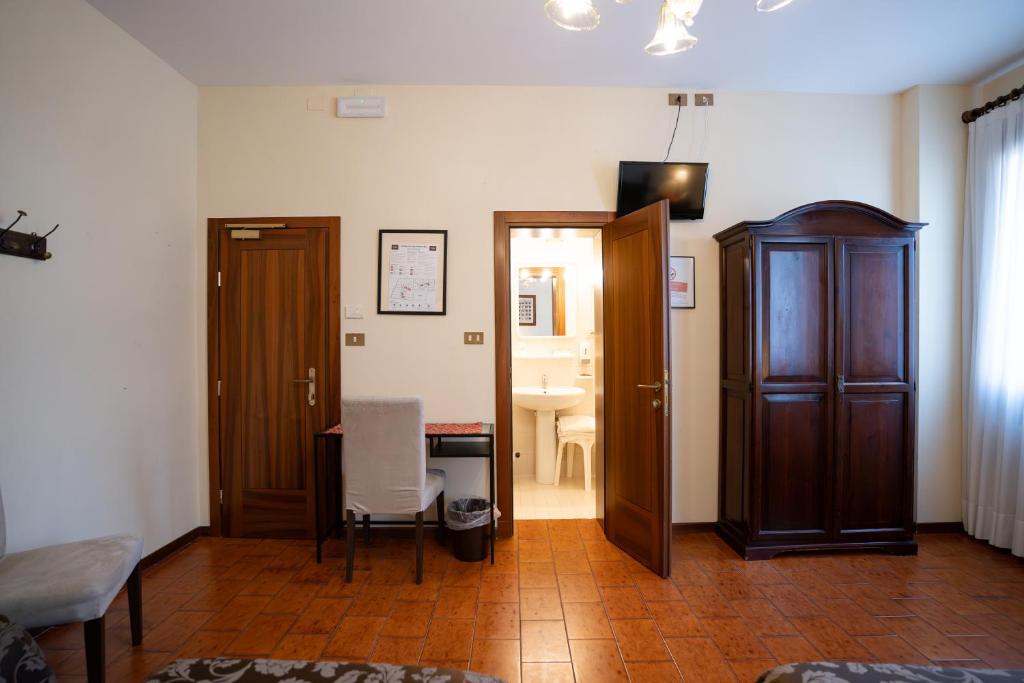 TV a/nebo společenská místnost v ubytování Hotel Tivoli