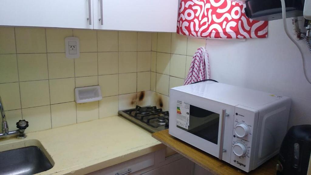 encimera de cocina con microondas y fogones en Apartment in the heart of the city en Mendoza