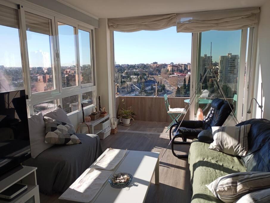 salon z widokiem na miasto w obiekcie Luxury renovated apartment with terrace in Madrid w Madrycie